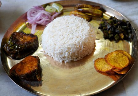 Téléchargez les photos : Bengale Thali avec des légumes frits servis dans une assiette en métal - en image libre de droit