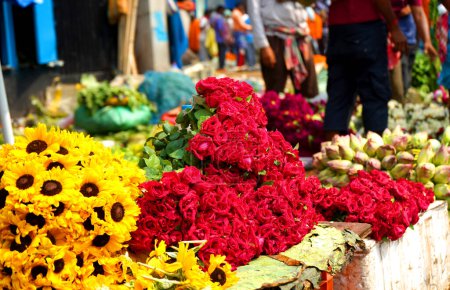 Bunte Blumen auf dem Markt zum Verkauf