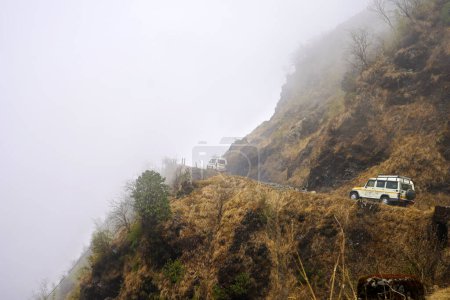 Foto de Coche moviéndose hacia arriba Pendiente en la Montaña Zig jalá Carretera de Ruta de la Seda Sikkim - Imagen libre de derechos
