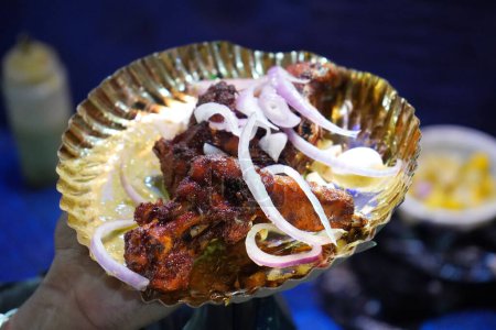 Téléchargez les photos : Friture de poulet est servi avec salade d'oignon à la rue Zakaria pendant l'Aïd - en image libre de droit