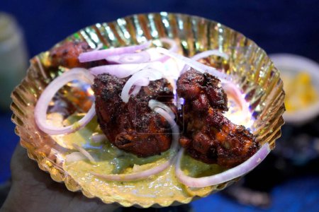 Téléchargez les photos : Friture de poulet avec salade d'oignons à Zakaria Street - en image libre de droit