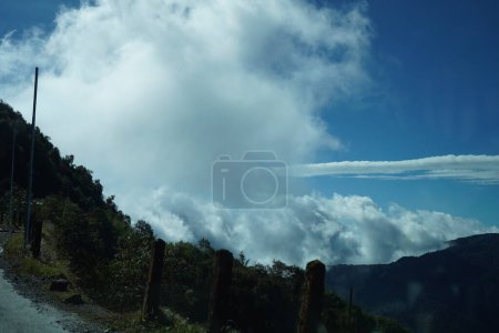 Foto de Nube en el cielo azul en la montaña en la ruta de la seda Sikkim - Imagen libre de derechos