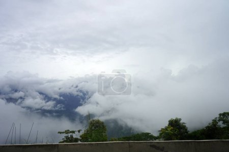 Clima nublado en la montaña del norte de Bengala 6
