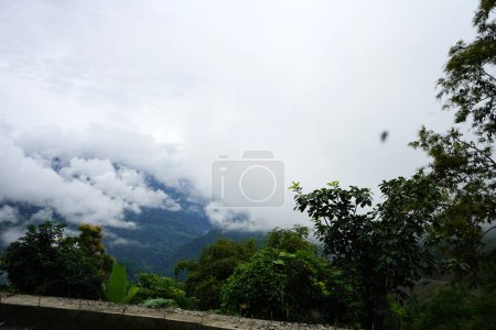 Clima nublado en la montaña del norte de Bengala 7