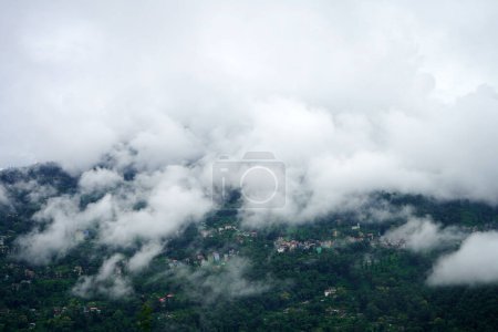 Clima nublado en la montaña del norte de Bengala 11