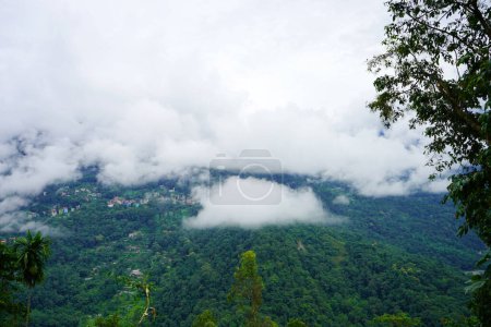 Clima nublado en la montaña del norte de Bengala 15