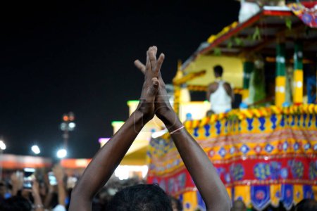 Foto de Devotes aplaudiendo con alegría en Calcuta Iskcon Rath Yatra 202 - Imagen libre de derechos
