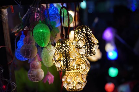 Téléchargez les photos : Différents luminaires sont vendus dans le marché de lampadaire ezra à Calcutta pour la décoration diwali et la célébration diwali - en image libre de droit