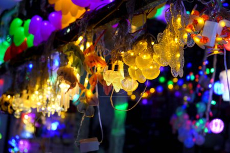 Téléchargez les photos : Diwali Décoration lumineuse dans la rue Kolkata Ezra - en image libre de droit