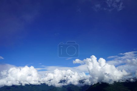 Téléchargez les photos : Formation de nuages dans la montagne du Bengale Nord - en image libre de droit