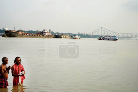 Foto de Ganga Tarpan en Babu Ghat mostrando el puente Howrah en el fondo - Imagen libre de derechos