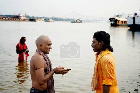 Foto de Ganga Ghat Tarpan Durante Mahalaya - Imagen libre de derechos