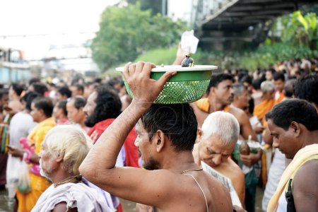 Téléchargez les photos : Déesse Gopal Snan à Kolkata Ganga Ghat - en image libre de droit