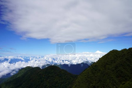 Téléchargez les photos : Montagne verte avec Kanchenjunga en arrière-plan - en image libre de droit