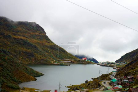 Foto de Naturaleza Verde y Changu o Lago Tsomgo en Sikkim Oriental - Imagen libre de derechos