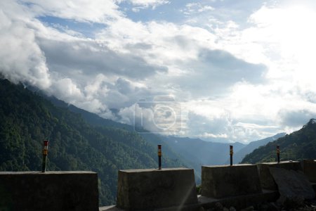 Téléchargez les photos : Himalaya Mountain Range avec ciel nuageux dans le nord du Bengale - en image libre de droit