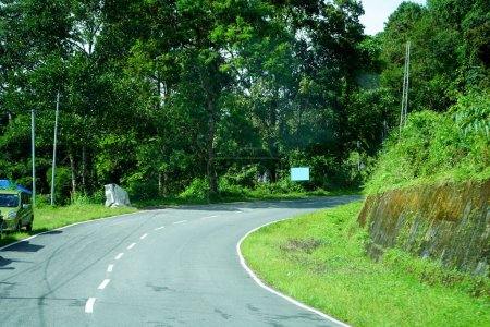 Téléchargez les photos : Routes himalayennes du nord du Bengale avec la nature verte 1 - en image libre de droit
