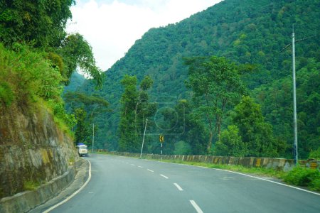 Téléchargez les photos : Routes himalayennes du nord du Bengale avec la nature verte 7 - en image libre de droit