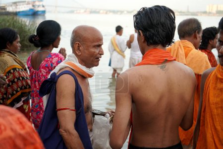 Téléchargez les photos : Prêtre hindou sont occupés pour effectuer tarpan pendant mahalaya - en image libre de droit