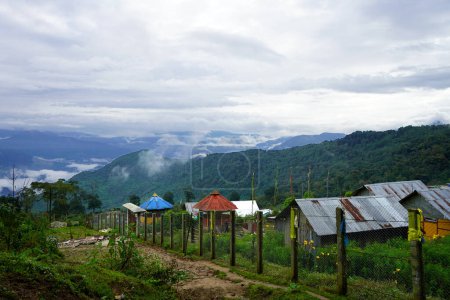 Téléchargez les photos : Maison et famille d'accueil dans un village de montagne de Kalimpong, Offbeat Nord du Bengale - en image libre de droit