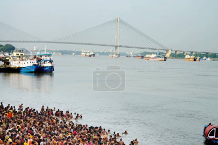 Foto de Hooghly puente en el fondo durante Mahalaya Tarpan en Kolkata Babu Ghat - Imagen libre de derechos