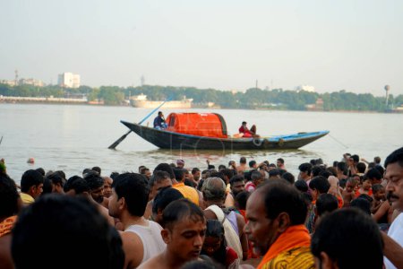 Téléchargez les photos : Foule énorme à Kolkata Ganga Ghat pendant Mahalaya Tarpan - en image libre de droit