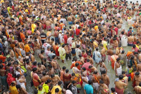 Téléchargez les photos : Une foule énorme à Kolkata Ganga Ghat pour jouer Mahalaya Tarpan - en image libre de droit