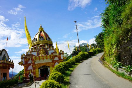 Téléchargez les photos : Route inclinée à côté du temple Siddhivinayak au Sikkim - en image libre de droit