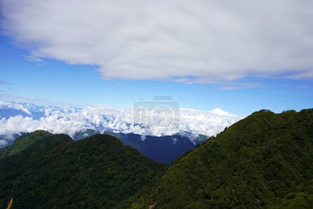 Téléchargez les photos : Pic Kanchenjunga montré entre deux montagnes de la route de la soie Sikkim - en image libre de droit