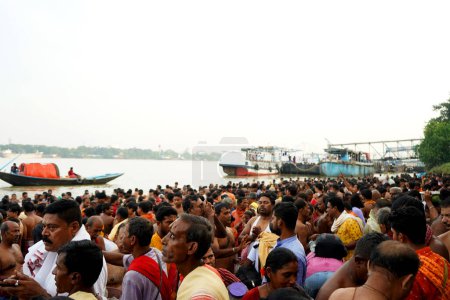 Téléchargez les photos : Kolkata Babu Ghat est plein à craquer en raison du tarpan Mahalaya - en image libre de droit