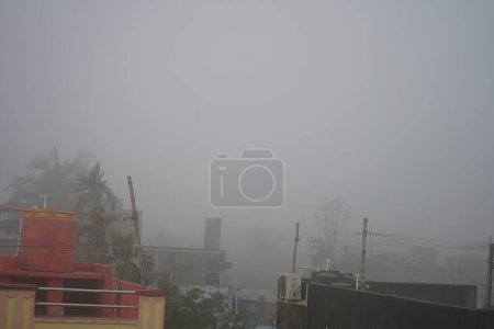Téléchargez les photos : Paysage de la ville de Kolkata dans Foggy Morning 5 - en image libre de droit