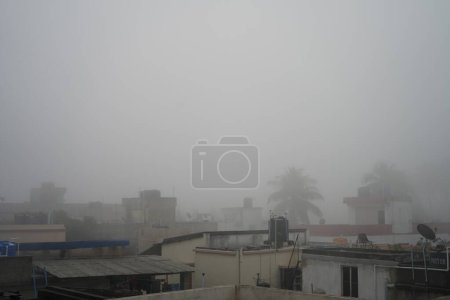Téléchargez les photos : Paysage de la ville de Kolkata dans Foggy Morning 8 - en image libre de droit
