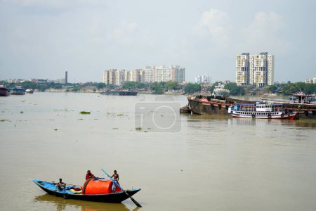 Téléchargez les photos : Kolkata Ganga avec bâtiment de grande hauteur - en image libre de droit