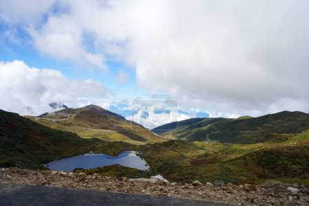 Foto de Lago en Entre Montaña en la Ruta de la Seda Vieja Sikkim - Imagen libre de derechos