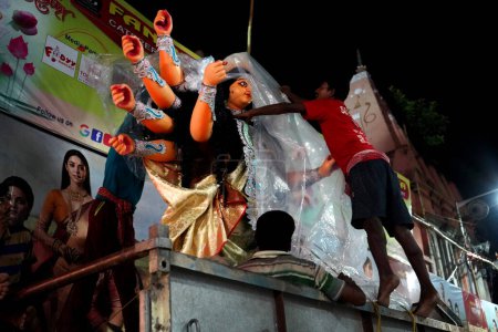 Foto de Ma Durga ídolo están listos para moverse hacia el Pandal de Kumartuli en Kolkata Durante Kolkata Durga Puja - Imagen libre de derechos