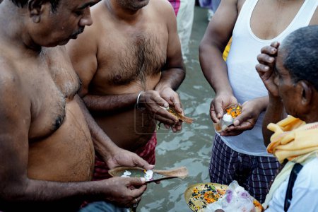 Téléchargez les photos : Mahalaya Tarpan à Kolkata Ganga Ghat - en image libre de droit