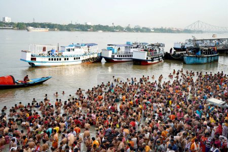 Téléchargez les photos : Mahalaya Tarpan à Kolkata Babu Ghat avec Howrah Bridge Contexte - en image libre de droit