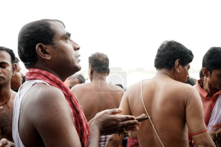 Foto de Hombre realizando Mahalaya Tarpan en Babu Ghat - Imagen libre de derechos