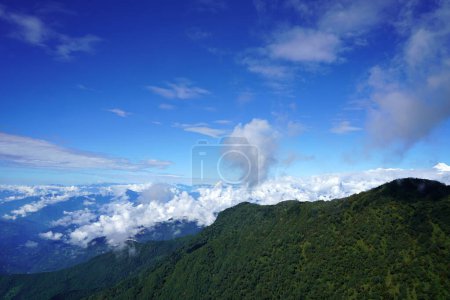 Foto de Montaña y el cielo azul Fondo - Imagen libre de derechos
