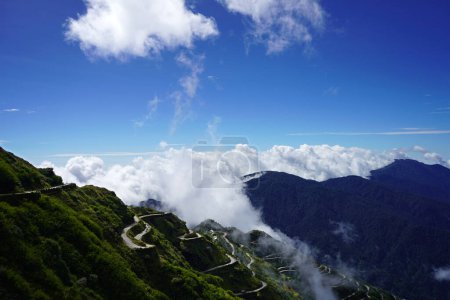 Foto de Cordillera de la Ruta de la Seda Vieja con Zig jalá Road - Imagen libre de derechos
