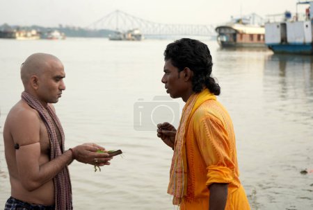 Téléchargez les photos : Interprétation de Mahalaya Tarpan à Kolkata Ganga Ghat - en image libre de droit