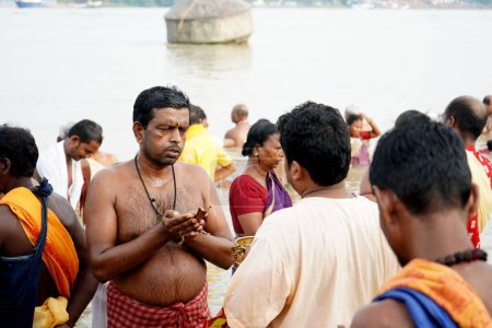Téléchargez les photos : Jouer Tarpan à Kolkata Ghat - en image libre de droit