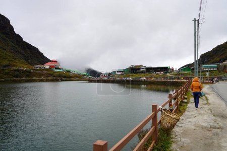 Téléchargez les photos : Garde-corps au bord du lac Tsomgo ou du lac Changu à l'est du Sikkim - en image libre de droit