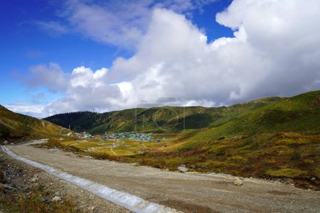 Téléchargez les photos : Route entre les montagnes dans l'est du Sikkim - en image libre de droit