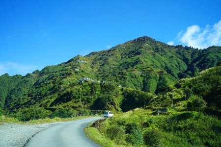 Téléchargez les photos : La route traverse la chaîne de montagnes verte de l'Himalaya de la route de la soie Sikkim - en image libre de droit