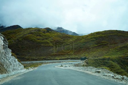 Foto de Carreteras se dobla entre la montaña - Imagen libre de derechos