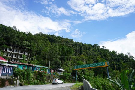 Téléchargez les photos : Vue panoramique sur la verdure avec ciel bleu du Sikkim décalé - en image libre de droit