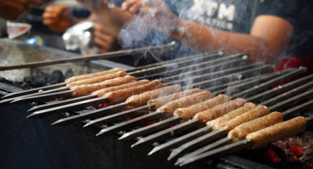Téléchargez les photos : Acheteur Vendre Seekh Kebab à la rue Zakaria à Kolkata près de Nakhoda Masjid pendant l'Aïd - en image libre de droit