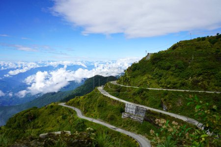 Téléchargez les photos : Vue latérale de la route Zig Zag de la vieille route de la soie Sikkim - en image libre de droit
