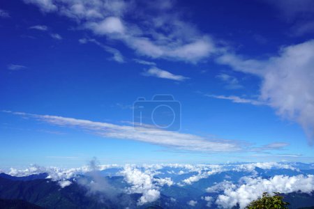 Téléchargez les photos : Route de la soie Ciel clair avec ciel bleu - en image libre de droit